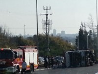 משאית התהפכה סמוך לכניסה הצפונית