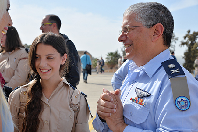 מפקד חיל האוויר והשוחרת מאי-צילום חיל האוויר