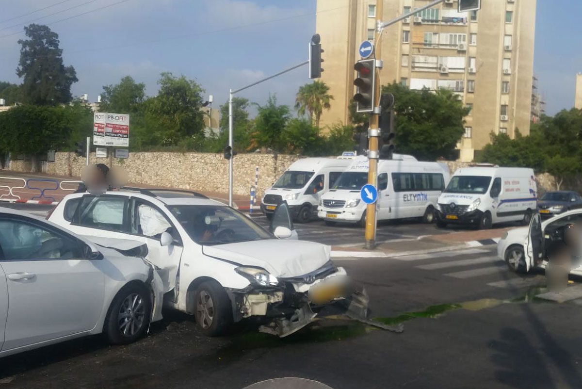 פצוע קל בתאונת דרכים רחוב ז׳בוטינסקי