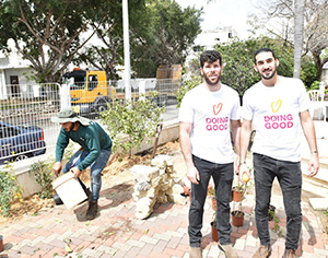 סטודנטים להנדסה מהנדסים גינה לכבוד יום המעשים הטובים