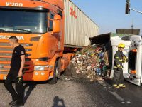 משאית התהפכה בצומת ניר גלים. עומס כבד ביציאה