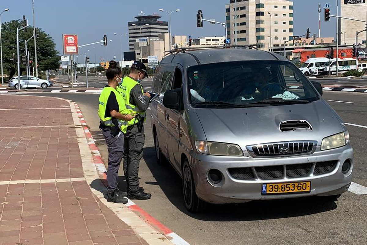 שיא החוצפה: גנבו את רכבו של המעסיק, נהגו ללא רישיון, התנגשו בעמוד תאורה ונמלטו