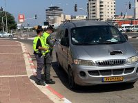 שיא החוצפה: גנבו את רכבו של המעסיק, נהגו ללא רישיון, התנגשו בעמוד תאורה ונמלטו