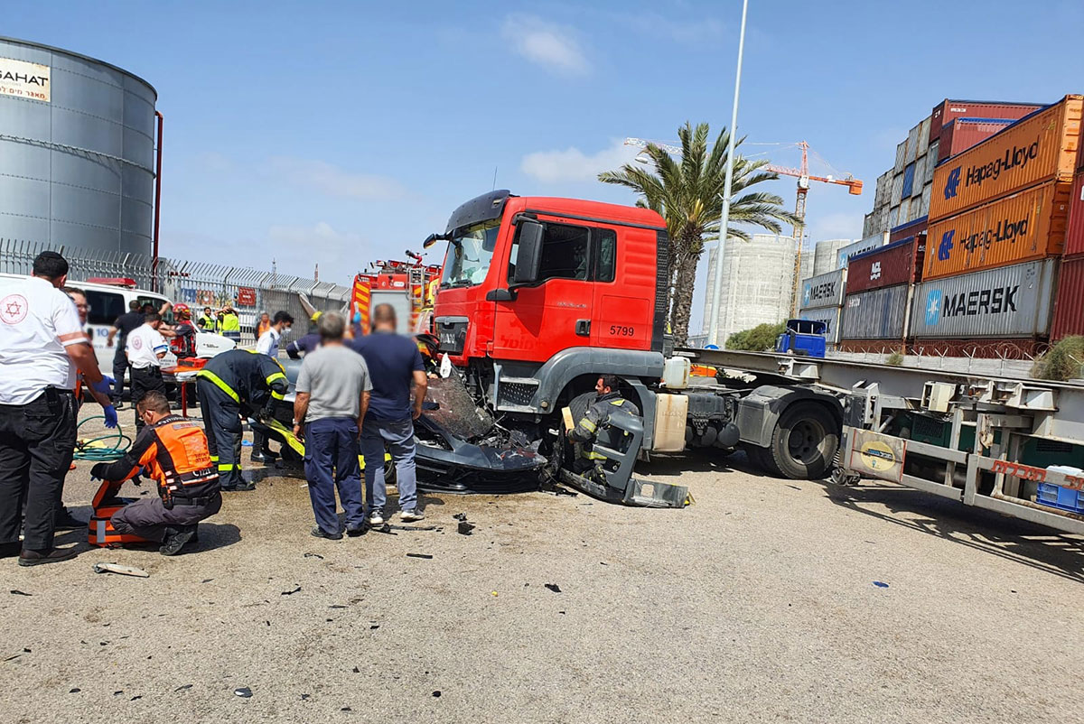 נהג רכב נפצע קשה בתאונה עם משאית באשדוד