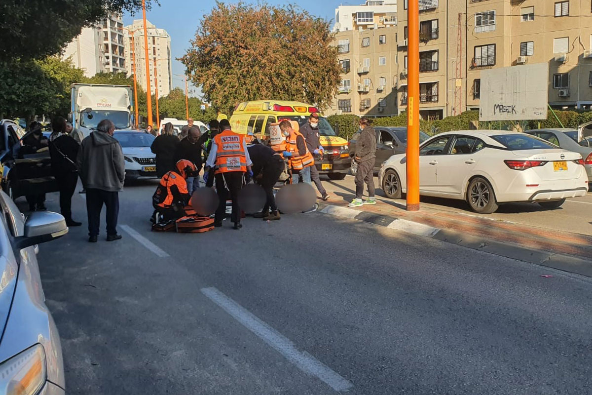 הולכת רגל כבת 60 נפגעה מרכב ברחוב אבן עזרא