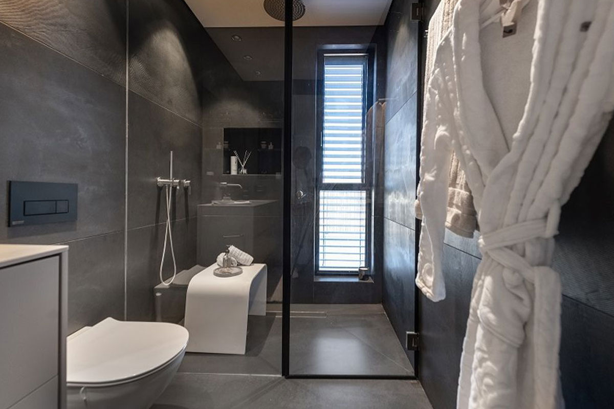 רעיונות גדולים לחללים קטנים: שדרגו את עיצוב חדר האמבטיה שלך