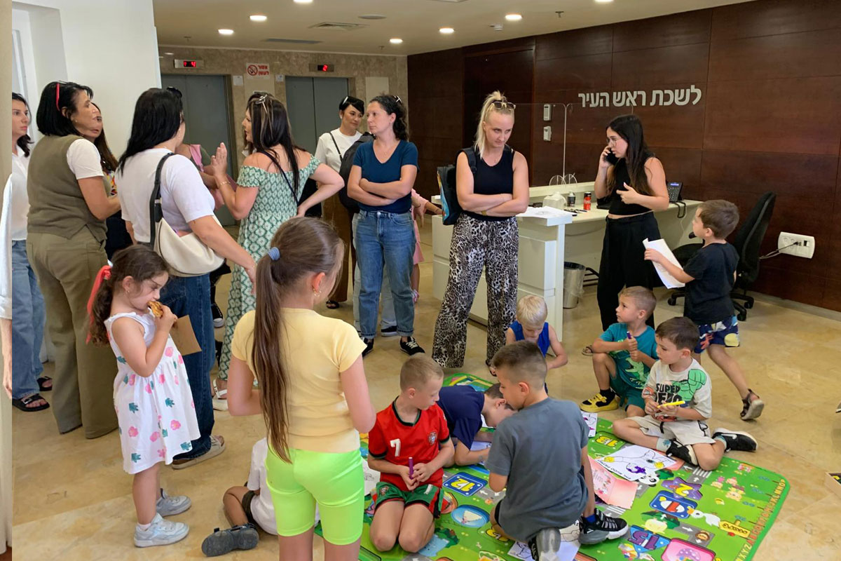 מחאה מקורית: צהרון מחוץ ללשכת ראש העיר